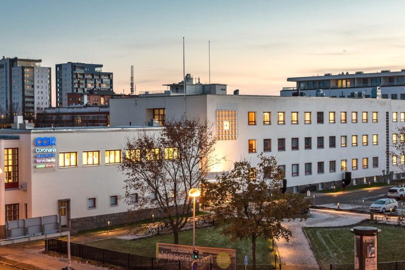 Coronarian pääkonttori iltavalossa kuvattuna.