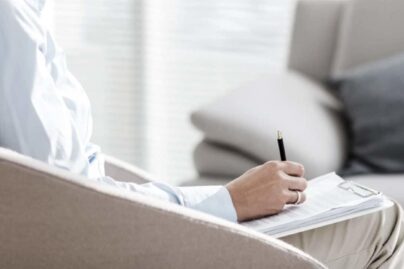 Terapeutti ottaa muistiinpanoja.