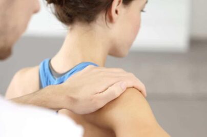 Miesterapeutti opastaa naisasiakasta fysioterapiassa.