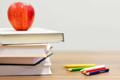 kirjapino, kyniä ja omena