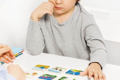 Puheterapeutti ja poikalapsi