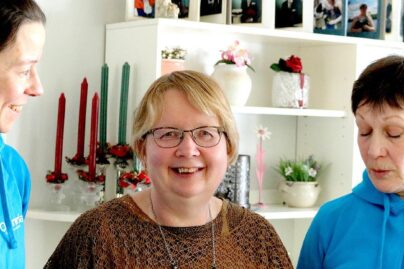 Naisasiakas ja kaksi terapeuttia keskustelevat