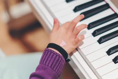 Tyttö soittaa pianoa