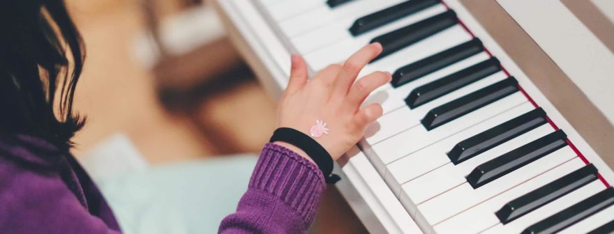 Tyttö soittaa pianoa