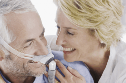 CPAP-laite hymyilevalla miehella