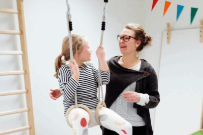 Tyttö kiikkuu renkailla