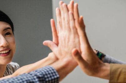 Aasialainen nainen ja tiimiläpsy