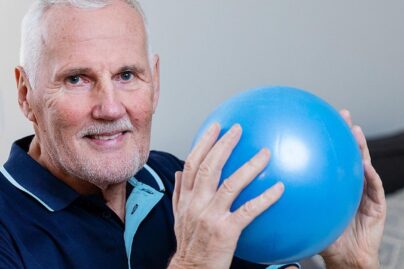 Vanhempi mies ja sininen jumppapallo