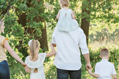 perhe metsässä kesällä