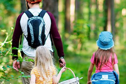 isa ja kaksi lasta metsassa