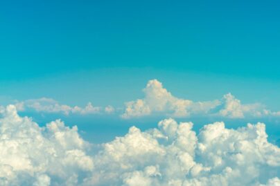 Pilviä ja sininen taivas