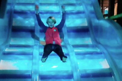 Poika laskee liukumakea