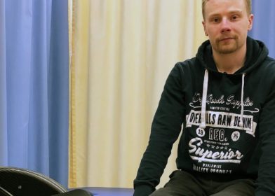 Fysioterapiakuntoutuja Pyry Kivikoski istuu hoitopöydällä
