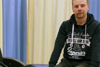 Fysioterapiakuntoutuja Pyry Kivikoski istuu hoitopöydällä