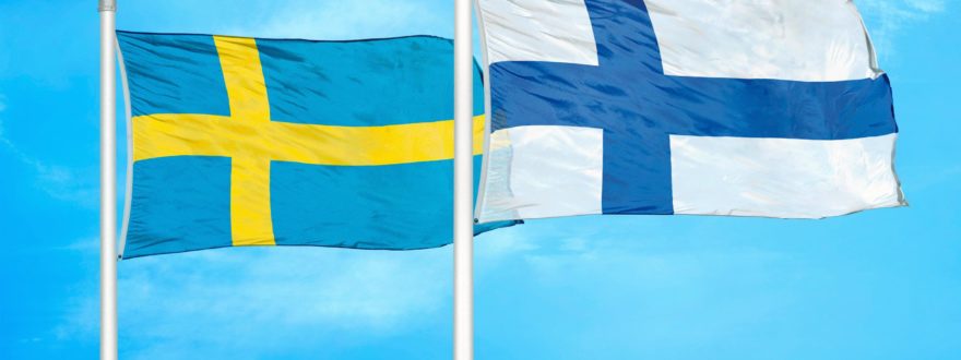 ruotsin ja suomen lippu liehuvat tangoissa ulkona