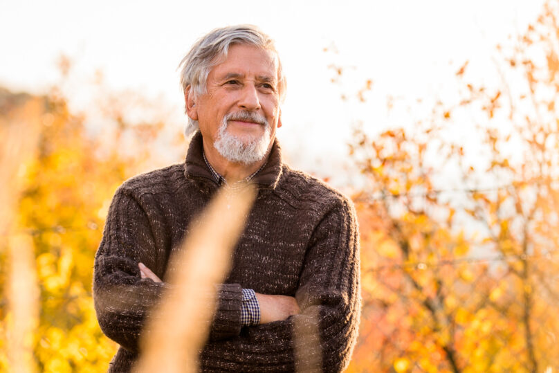 Parkinsonin tautia sairastava mies nauttii luonnosta liikehäiriösairauksien kuntoutuskurssilla