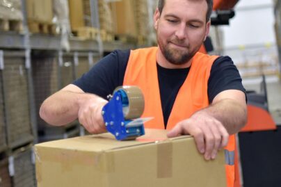 TEAK työikäinen mies varastotyössä