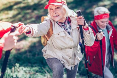 liikehäiriösairauksien kuntoutuskurssilla ryhmä kävelemässä luonnossa