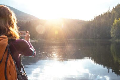 nainen valokuvaa luontoa