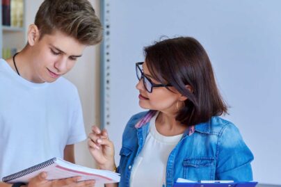 Nuori mies keskustelee ohjaajan kanssa.