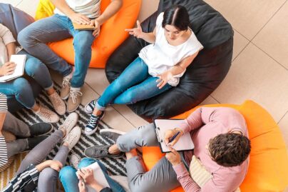 nuoret keskustelevat ja istuvat säkkituoleilla