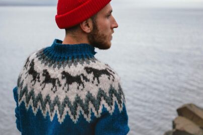 mies katsoo merelle ulkona rannalla