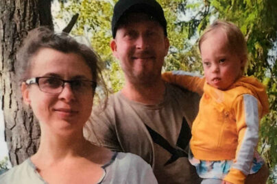 Kuva perheestä, jonka tyttärellä Down-oireyhtymä