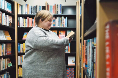 Ammatillisen kuntoutuksen asiakas Niina kirjastossa