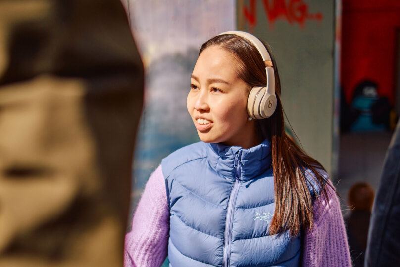 nuori nainen etäkuntoutuksessa ulkona kuulokkeet