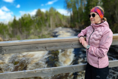 Arja Nousiainen kosken äärellä