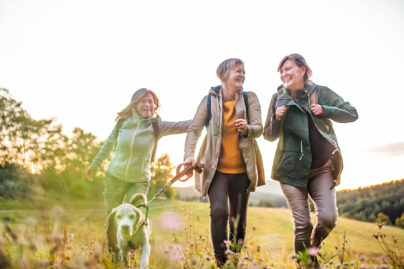 Naiset ulkoilemassa koiran kanssa