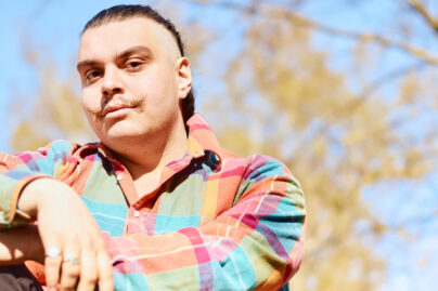 Nuori mies istuu puistossa ammatillisen kuntoutusselvityksen Aksen tapaamisen jälkeen.