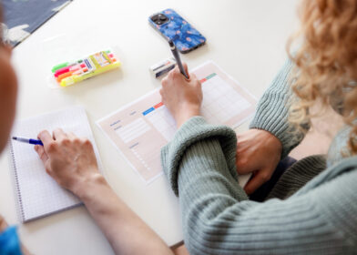 Coronaria kuntoutuspalvelut toimintaterapian asiakas tekee viikkojärjestystä lähikuvassa.