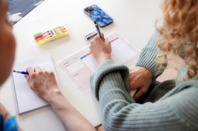 Coronaria kuntoutuspalvelut toimintaterapian asiakas tekee viikkojärjestystä lähikuvassa.