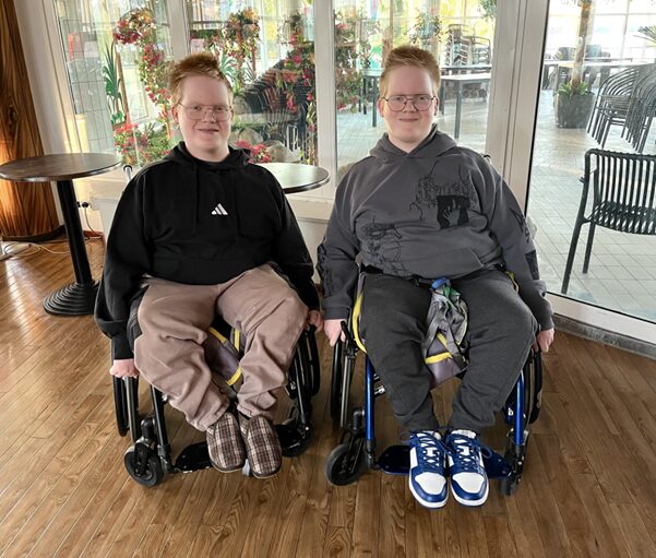 Veljekset Tropiclandiassa ennen allasterapian alkua