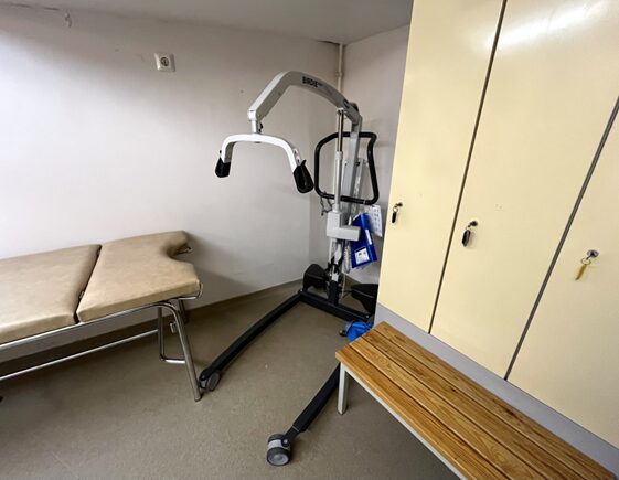 Henkilönostin Tropiclandiassa.