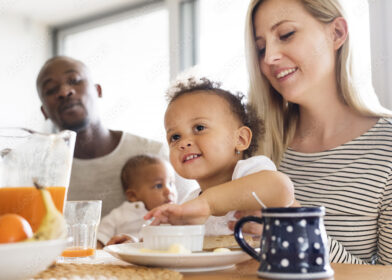 Perhe aamupalapöydässä