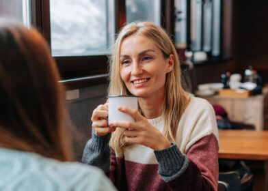 Silmu-kurssille osallistunut nainen kahvilla kaverinsa kanssa