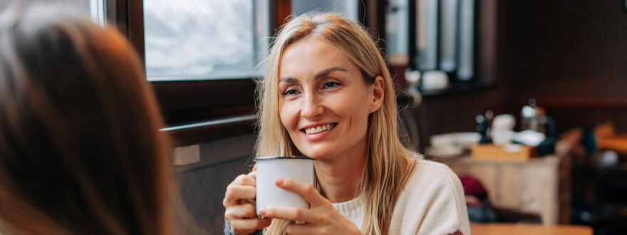 Silmu-kurssille osallistunut nainen kahvilla kaverinsa kanssa