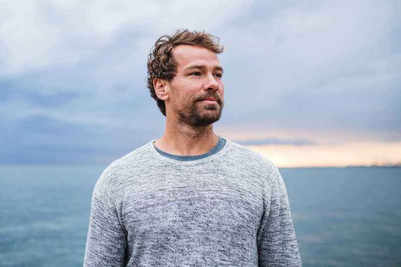 Silmu-kurssille osallistunut mies merimaisemissa