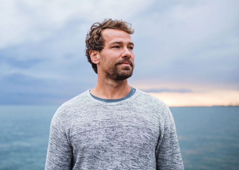 Silmu-kurssille osallistunut mies merimaisemissa