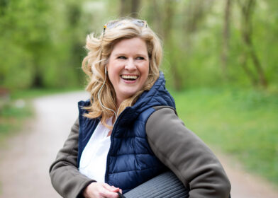 Tules-kuntoutuskurssille osallistunut nainen nauttii kivuttomammasta elämästä puistossa kävellen