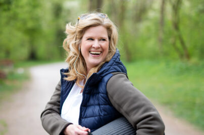 Tules-kuntoutuskurssille osallistunut nainen nauttii kivuttomammasta elämästä puistossa kävellen