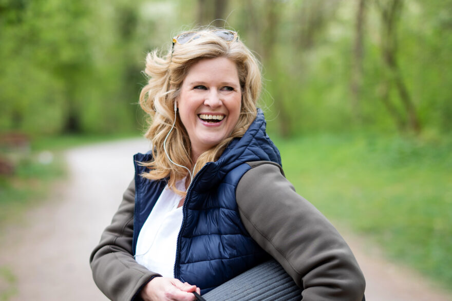 Tules-kuntoutuskurssille osallistunut nainen nauttii kivuttomammasta elämästä puistossa kävellen