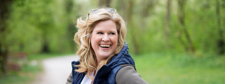 Tules-kuntoutuskurssille osallistunut nainen nauttii kivuttomammasta elämästä puistossa kävellen