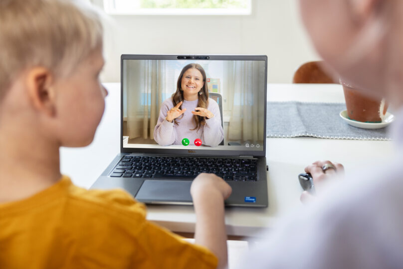 Coronaria kuntoutuspalvelujen terapeutti näkyy kannettavan tietokoneen ruudulla.