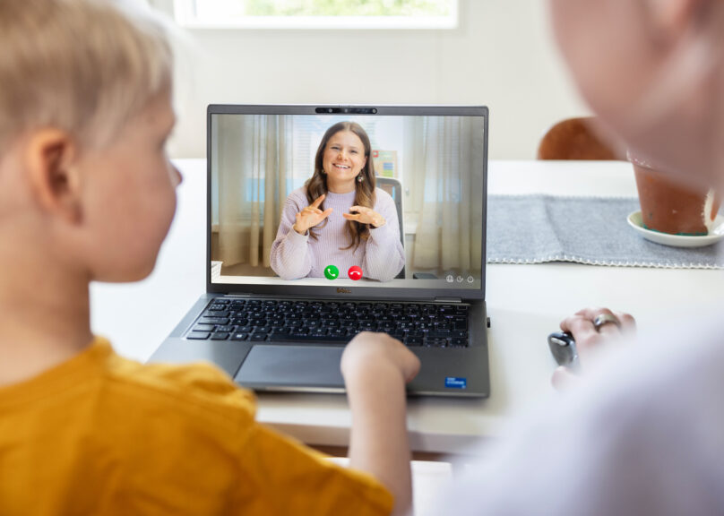 Coronaria kuntoutuspalvelujen terapeutti näkyy kannettavan tietokoneen ruudulla.