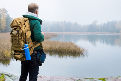 mies seisoo sumuisella kalliolla