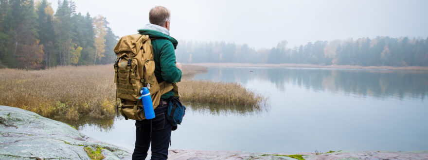 mies seisoo sumuisella kalliolla