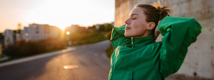nuori nainen ulkoilemassa vihreässä takissa